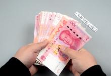 碰见这样数钱的人，千万要谨慎，不然清点张数再对都能少，要小心