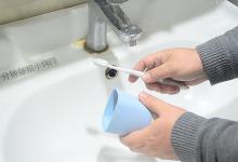 洗澡前，一定要在手上撒一把食盐，好多人不知道怎么回事，学一学