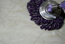 清水拖地等于白拖！教你一招，地板干净不留灰，方法特别实用