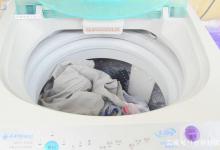 洗衣机洗衣服时有个窍门，洗得干净没异味，方法简单实用