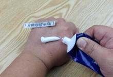 把牙膏挤在手上抹一抹，作用太棒了，很多人不懂，对门邻居抢着学