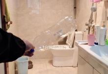 塑料瓶底穿两根绳子，放在卫生间，全家人都夸我聪明，太实用了