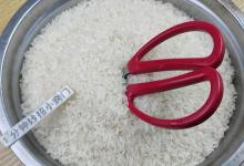 把剪刀插进大米里，没想到这么实用，一年能省下不少钱，太厉害了