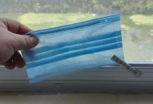 家里的纱窗又脏又黑，只需一个口罩，不用拆不用卸，立马焕然一新