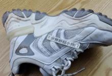 白鞋子脏了黄了别用水擦，教你一个清洗方法，洗完跟新的一样白亮