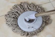 地板脏了不用清水拖，教你这一招，家里地板干净又耐脏