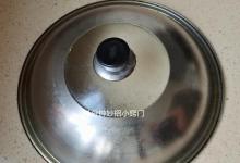 锅盖用久了又油又脏？教你个小窍门，轻松去除油垢，锅盖焕然一新