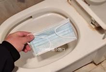 马桶里放一个口罩，方法真是聪明，马桶一个月不刷也不脏不臭
