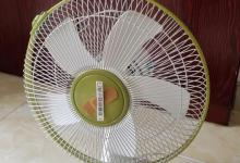 不管电风扇有多脏，不用拆洗，教你一招，灰尘污垢自动往下掉