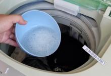 洗衣机里倒一碗，洗衣服真的棒，多脏的衣服都能洗得洁净如新