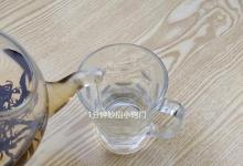 酒厂工人告诉我，白酒真假，一点茶叶水就能分清，酒厂师傅都夸好