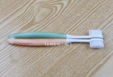 今天才发现，两根牙刷绑在一起放厨房，真聪明，一年省下不少钱