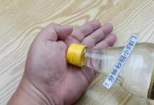 把白醋倒在手心搓一搓，真的太厉害了，我也现在刚学会，快学学