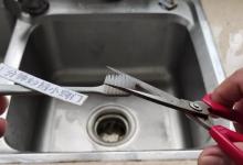 把牙刷毛剪掉一半，放在厨房里，全家人都抢着用，真的太聪明了