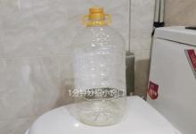 大油桶剪一刀放在厨房和卫生间，家人都用得到，省钱又实用