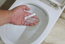 马桶上放个窗帘挂钩，真是实用，好多人不知道有啥用，学一学