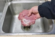 洗猪肉不要用清水，教你这个小窍门，洗得干净无腥味，快试试