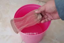 垃圾桶上套一只丝袜，放在厨房太实用了，全家人见了抢着用，试试