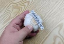 大蒜有一个“小机关”，轻轻一捏，蒜皮完整脱落，省时又省力