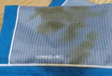 枕套发黄别拿肥皂洗，教你一招，不管枕套多脏多油，洗完干净如新