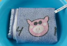 枕套发黄别拿肥皂洗，教你简单方法，不管多脏，洗完和新的一样