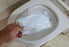往马桶里放一个口罩，没想到这么厉害，太实用了，回家快试试