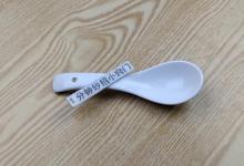 为啥陶瓷勺子上会有一个小孔，它到底有什么用？很多人都想错了