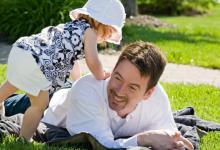 三伏天晒背是趴着晒好还是坐着晒好