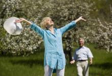 晒背要把背部露出来吗