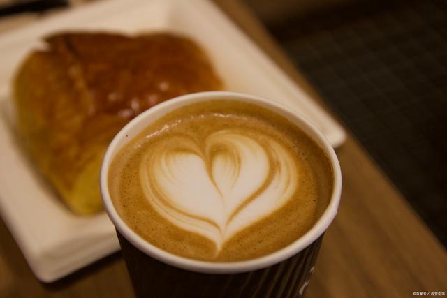 咖啡成分:- 焦糖玛奇朵:焦糖玛奇朵是由浓缩咖啡,牛奶和焦糖酱制成的