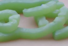 糖玉粘在白玉上