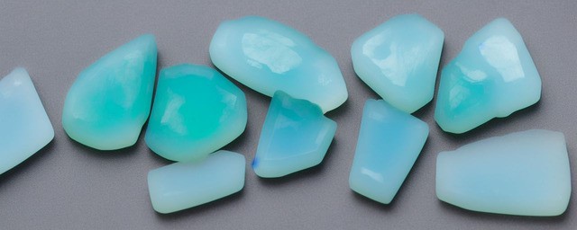 蓝玉髓(lapis lazuli)是一种混合矿石,主要成分包括硫酸铝钠,硫酸镧