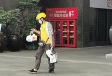 外卖员自拍2次裤裆拔毛放入餐食拿到外卖后你会仔细检查包装吗