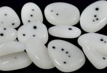 俄料白玉有黑点