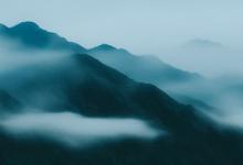 群山叠翠云雾