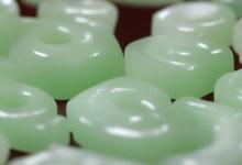 男士戴白玉还是绿玉