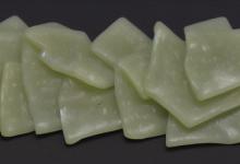 带皮和田青白玉籽料