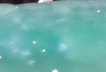 蓝水翡翠打光后