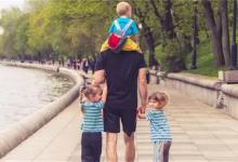 孩子天天玩手机到半夜咋办家长说说自己的教育心得