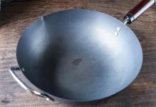 刚炒完菜的铁锅不能马上用冷水洗否则生锈粘锅涨知识了