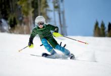 滑雪护目镜戴在头盔里面还是外面