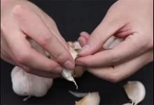 还用手剥大蒜吗只需一个啤酒盖小孩子也可以轻松剥大蒜