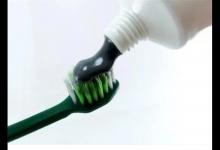 在梳子上挤上牙膏想不到这么厉害不懂可惜赶紧来看一下