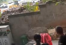 男子发现围墙要塌提醒母女躲过一劫 话音刚落墙就塌了母女躲过一劫