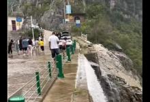 女子翻护栏捡手机坠下40米瀑布身亡，官方：私自翻越栏杆后落水