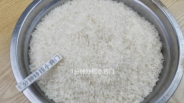 大米装入自封袋或保鲜袋中,然后密封保存,再放入冰箱的冷藏室或冷冻室