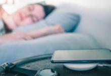 ​睡觉时把手机放在身边充电容易发胖吗应如何预防呢