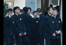 河北一学校中山装校服引热议，黑色校服配白胸牌，真怕突然鞠一躬