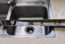 油烟机油盒再脏也不怕，家政阿姨教我小窍门，用水一擦就干净