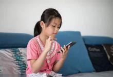 孩子拿起手机就放不下做好这三件事戒掉孩子的手机瘾